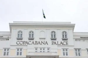 Leia mais sobre o artigo Copacabana Palace vai ser multado em mais de R$ 15 mil após festa para 500 pessoas
