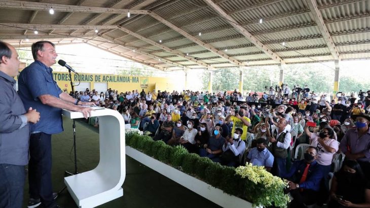 You are currently viewing Bolsonaro é multado por não usar máscara e causar aglomeração no Maranhão