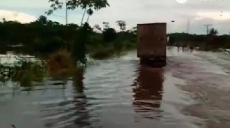 You are currently viewing Pista da BR-174 cede com a força das águas e a rodovia será interditada hoje