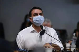 Leia mais sobre o artigo Sessão da CPI é suspensa após Flávio Bolsonaro xingar Renan de “vagabundo”