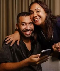 Leia mais sobre o artigo Mãe de Gil do Vigor pega carona na fama de ex-BBB e recebe 40 convites para comerciais