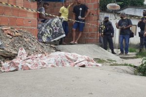 Read more about the article Urgente: traficante leva seis tiros e agoniza até a morte no Zumbi, em Manaus; cenas fortíssimas