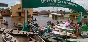 Read more about the article ‘Veneza da Amazônia’ tem engarrafamento de canoas e cemitério submerso