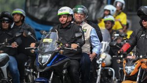 Read more about the article Ao lado de Pazuello, Bolsonaro faz passeio de moto no Rio de Janeiro e gera aglomeração