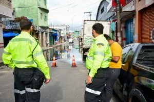 Leia mais sobre o artigo Trecho da rua dos Barés é interditado devido ao avanço do nível das águas do rio Negro em Manaus