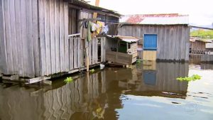 Read more about the article Moradores de Manaus improvisam pontes para enfrentar a cheia do Rio Negro