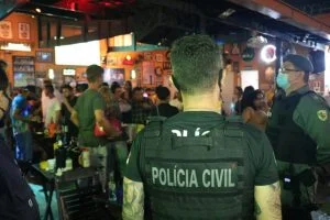 Leia mais sobre o artigo Festa clandestina é encerrada pela polícia no bairro Aleixo