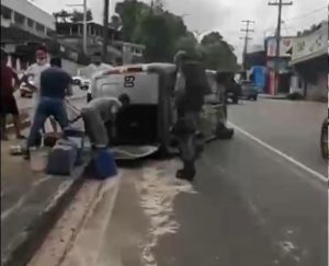 Read more about the article Van capota e deixa três pessoas feridas em Manaus