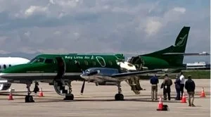 Leia mais sobre o artigo Aviões colidem no ar e piloto consegue pousar com aeronave partida ao meio