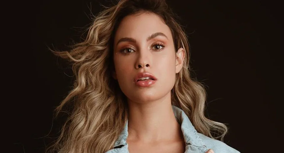 You are currently viewing Sarah Andrade pede #ForaBolsonaro e #ForaLula e, pela terceira vez, é cancelada