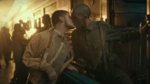 Leia mais sobre o artigo Comercial recria beijos mais famosos da história com casais LGBTQIA+