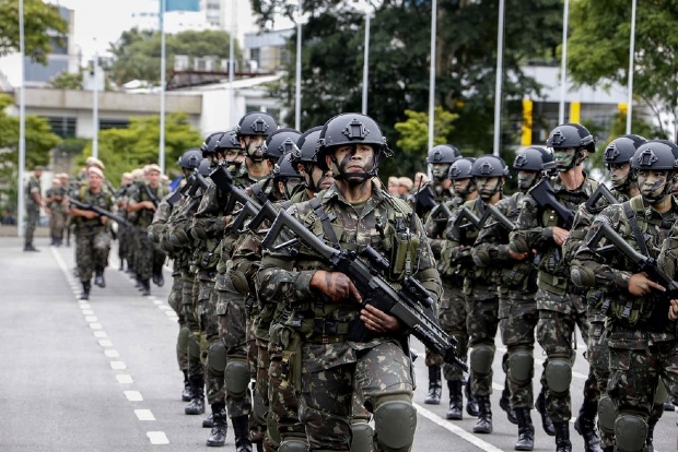 No momento, você está visualizando Exército só pode intervir contra atos de violência no Amazonas com ordem de Bolsonaro