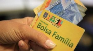 Read more about the article Bolsonaro promete aumentar Bolsa Família para R$ 300