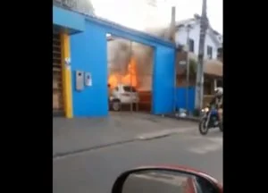 Leia mais sobre o artigo Carro de tenente da PM é incendiado no pátio de casa em Manaus
