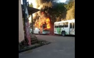 Read more about the article Caos: Facções ateiam fogo em ônibus e bloqueiam ruas em Manaus, veja vídeo