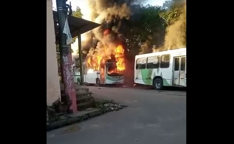 No momento, você está visualizando Caos: Facções ateiam fogo em ônibus e bloqueiam ruas em Manaus, veja vídeo