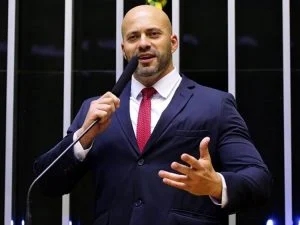 Leia mais sobre o artigo Moraes manda abrir inquérito contra Daniel Silveira por violar tornozeleira