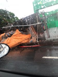 Read more about the article Caminhão com cimento tomba e causa congestionamento em avenida de Manaus
