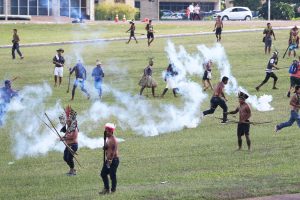 Read more about the article Vídeo: PMs usam bombas de gás contra indígenas em protesto em frente a Câmara