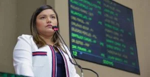 Leia mais sobre o artigo VEJA O VÍDEO: Ameaçada de perder o mandato, deputada estadual Joana Darc volta a Assembléia Legislativa e pede desculpas
