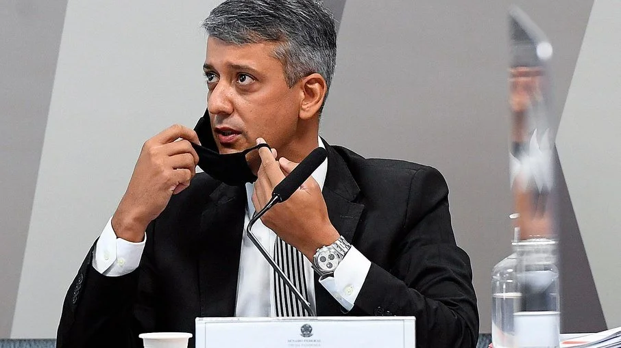No momento, você está visualizando Roberto Dias deixa a delegacia em Brasília após pagar fiança de R$ 1.100