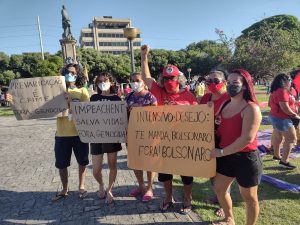 Read more about the article Corpos em sacos pretos são deixados em praça de Manaus para lembrar vítimas da covid