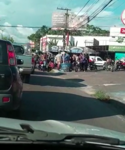 Read more about the article Assista ao vídeo: homem tenta assaltar motorista de aplicativo e acaba preso em bueiro, na avenida Max Teixeira