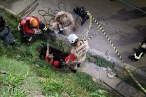 Read more about the article Veja o vídeo: Homem que assaltou motorista de aplicativo é resgatado de bueiro e preso