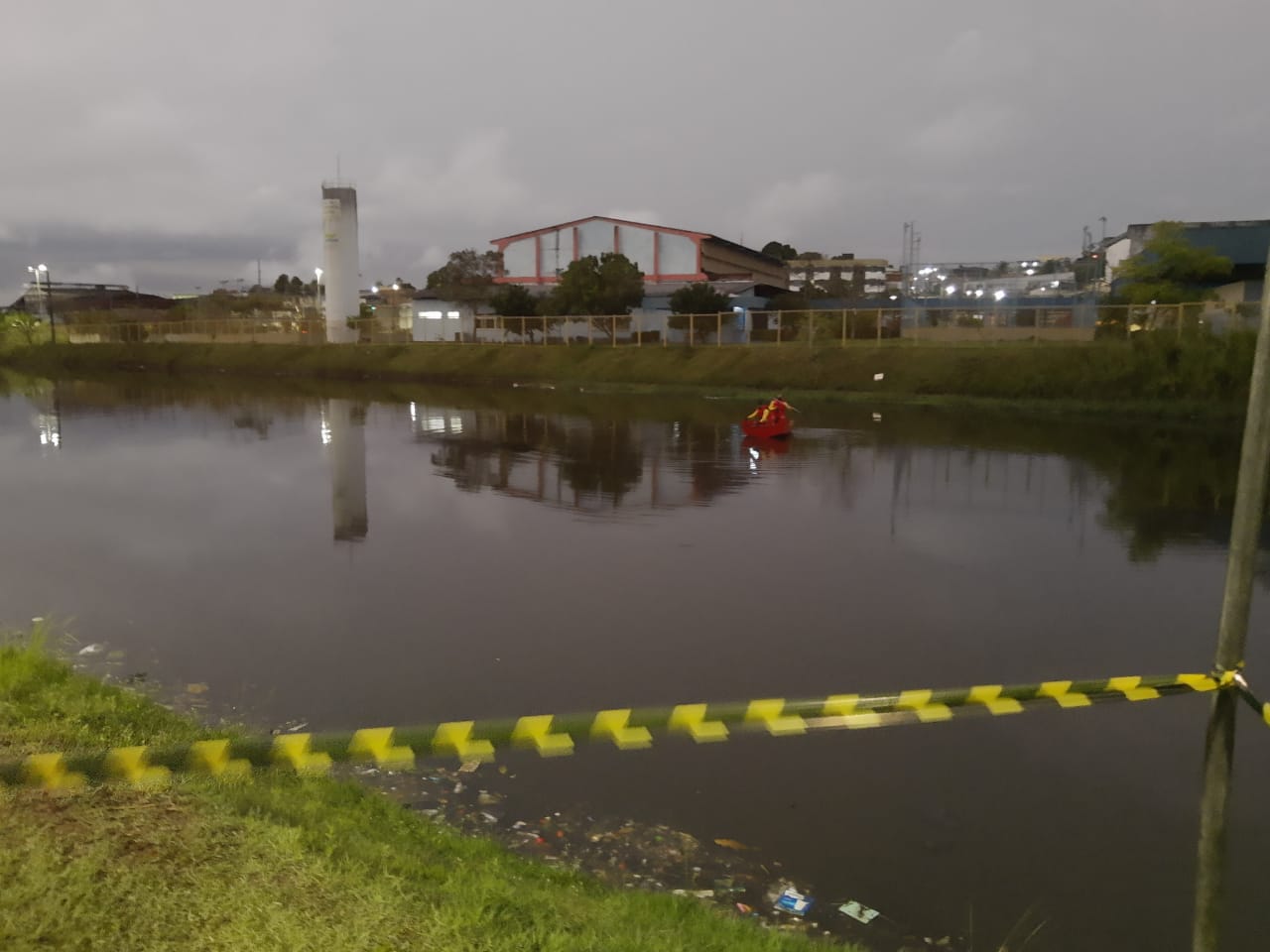 You are currently viewing Vídeo mostra momento em que adolescentes teriam se afogado em igarapé de Manaus,veja