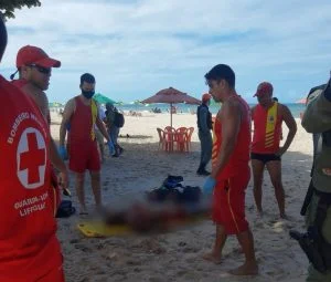 Leia mais sobre o artigo Imagens fortes! Homem morre após ser atacado por tubarão na praia de Piedade, em Jaboatão dos Guararapes