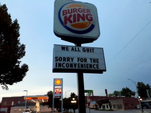 Read more about the article Funcionários do Burger King pedem demissão em massa e deixam recado no letreiro da loja nos EUA