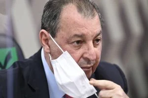 Leia mais sobre o artigo Cúpula da Forças Armadas quer processar Omar Aziz por “danos morais e coletivos”
