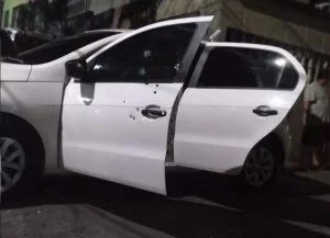 Leia mais sobre o artigo Jovem tem carro interceptado, leva vários tiros e escapa da morte em Manaus