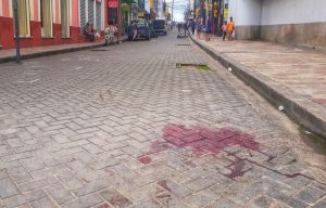 Read more about the article Pipoqueiro e foragido da Justiça são baleados durante tiroteio em Manaus