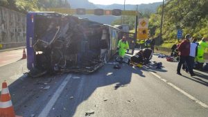 Read more about the article Ônibus de time de futsal tomba e deixa 2 mortos e 21 feridos