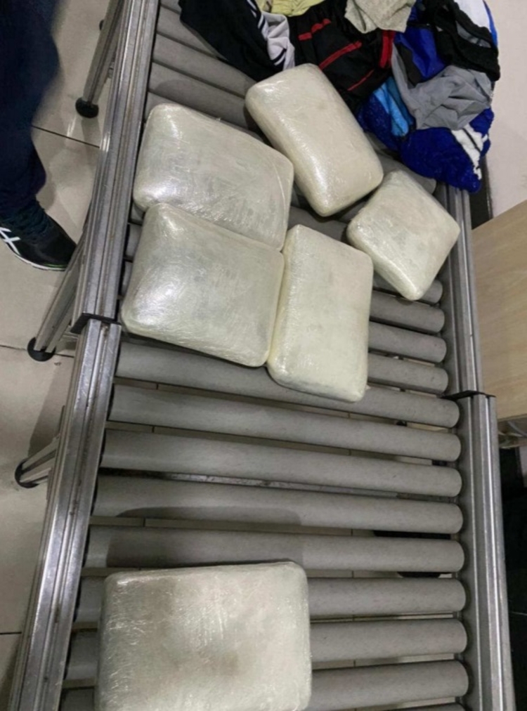 No momento, você está visualizando Passageiro é preso tentando embarcar drogas no aeroporto de Manaus