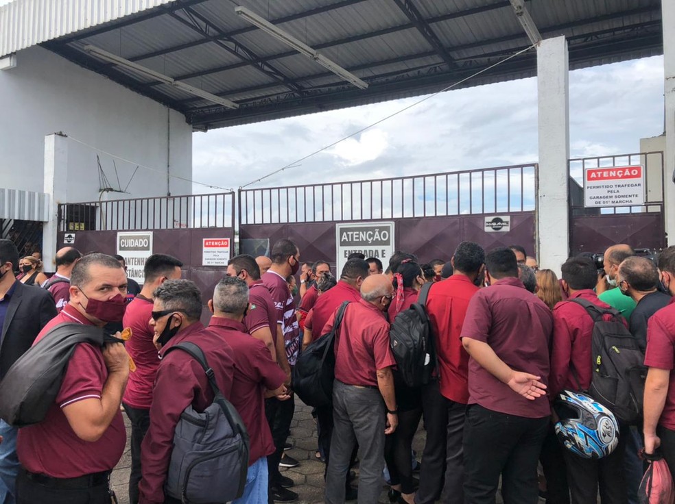 You are currently viewing Trabalhadores são surpreendidos com empresa de ônibus coletivo fechada em Manaus
