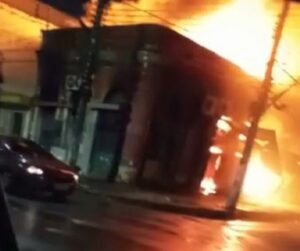 Read more about the article Veja no vídeo: Incêndio atinge bar na Praça da Saudade em Manaus