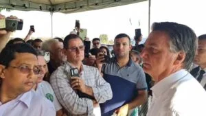 Leia mais sobre o artigo Bolsonaro recomenda compra de fuzil e chama de ‘idiota’ quem defende comprar feijão