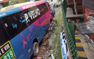 Read more about the article Ônibus de viagem interestadual invade calçada de supermercado em Manaus