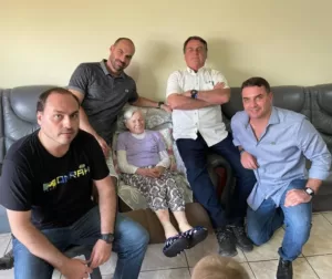 Read more about the article Presidente Bolsonaro visita mãe de 94 anos em SP: “Ela não me reconhece mais”