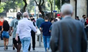 Leia mais sobre o artigo Média de mortes por covid-19 tem queda de 32% em um mês no país