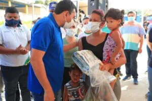 Leia mais sobre o artigo Governador Wilson Lima entrega 3 toneladas de peixe e kits de higiene para 1,5 mil famílias na zona leste