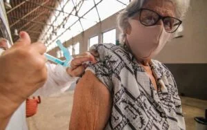 Leia mais sobre o artigo Com avanço da Delta, terceira dose da vacina deve começar em idosos e profissionais da saúde