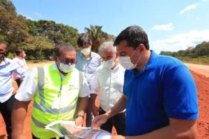 Leia mais sobre o artigo Wilson Lima visita obras de duplicação na AM-070 e em três ramais que vão beneficiar 780 famílias de agricultores