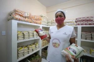 Leia mais sobre o artigo Governo do AM abastece escolas estaduais com merenda para retorno das aulas 100% presenciais