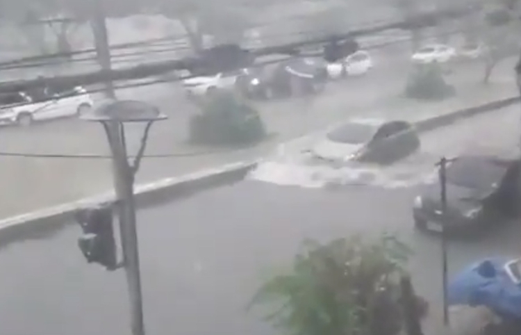 You are currently viewing Após forte chuva, ruas do Centro ficam alagadas e destroem carros em Manaus; vídeo