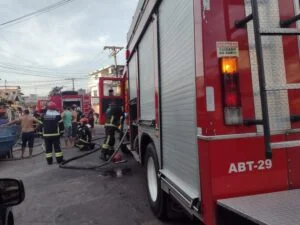 Leia mais sobre o artigo Família fica desesperada após casa pegar fogo em Manaus