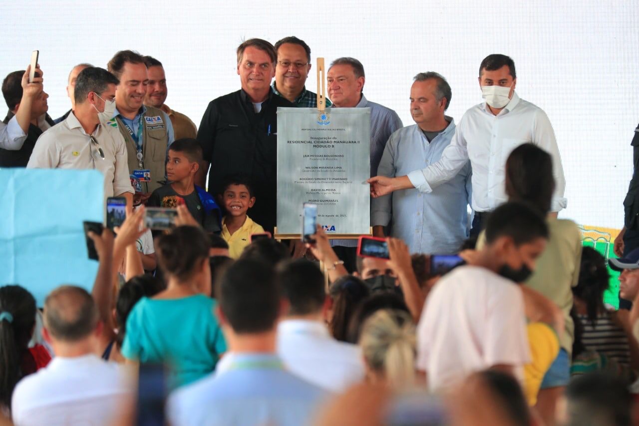 You are currently viewing Governador do Amazonas recebe presidente Bolsonaro e acompanha entrega de 500 apartamentos populares, em Manaus