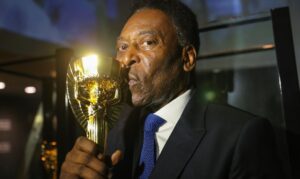 Read more about the article Pelé tem instabilidade respiratória e é transferido para UTI